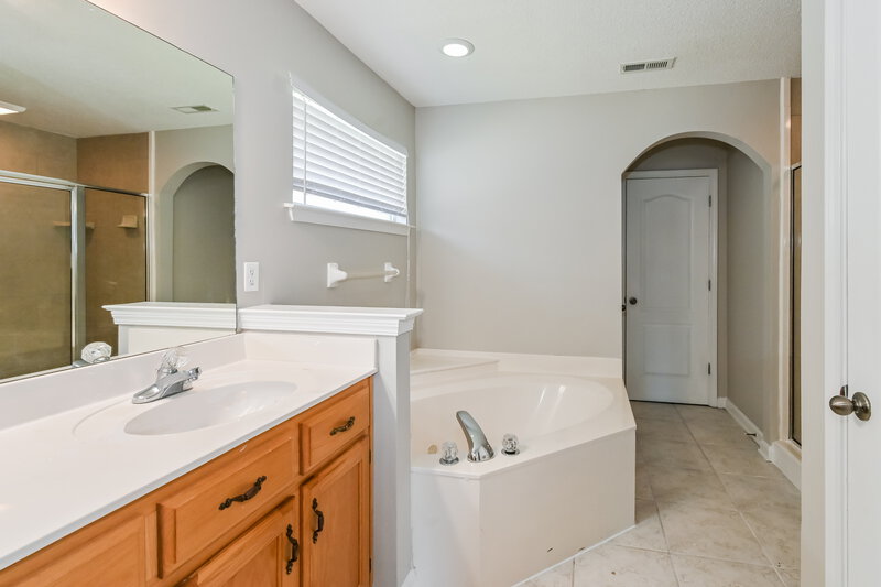 2,235/Mo, 9153 William Paul Dr Olive Branch, MS 38654 Main Bathroom View