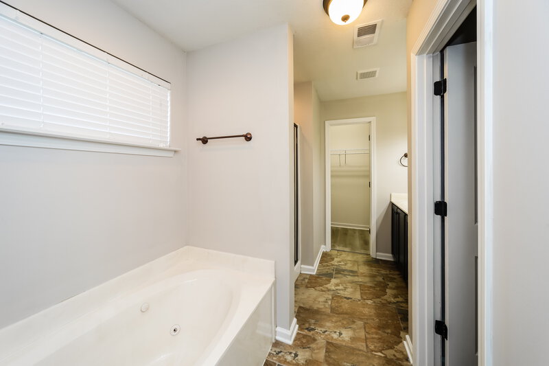 1,985/Mo, 7526 De Fleury Bnd E Southaven, MS 38672 Main Bathroom View