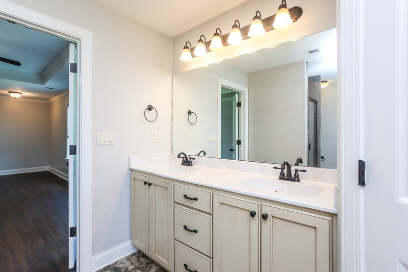 2,195/Mo, 3145 Pinetree Loop N Southaven, MS 38672 Main Bathroom View