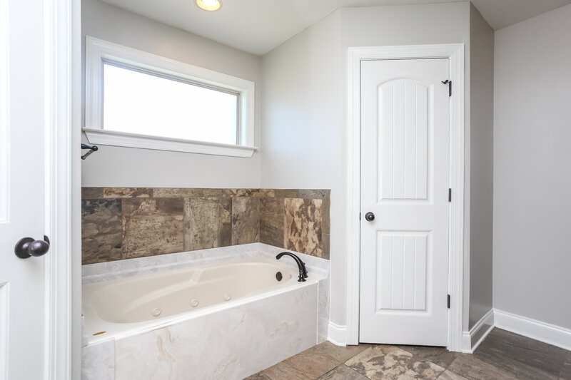 2,195/Mo, 3145 Pinetree Loop N Southaven, MS 38672 Main Bathroom View 2