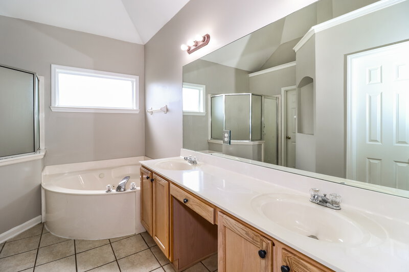 1,880/Mo, 1605 S Frence Creek Cv Cordova, TN 38016 Main Bathroom View