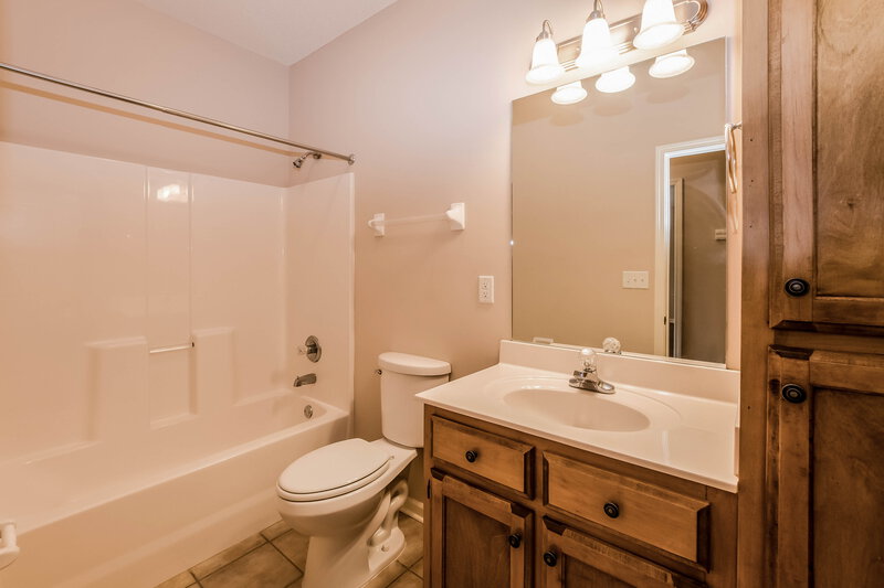 1,750/Mo, 4698 Stone Cross Dr Olive Branch, MS 38654 Bathroom View