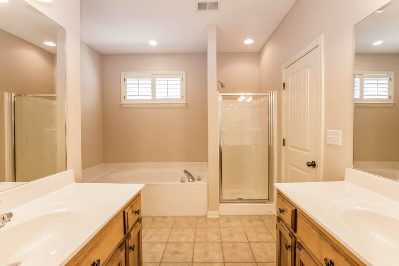 1,750/Mo, 4698 Stone Cross Dr Olive Branch, MS 38654 Bathroom View 2