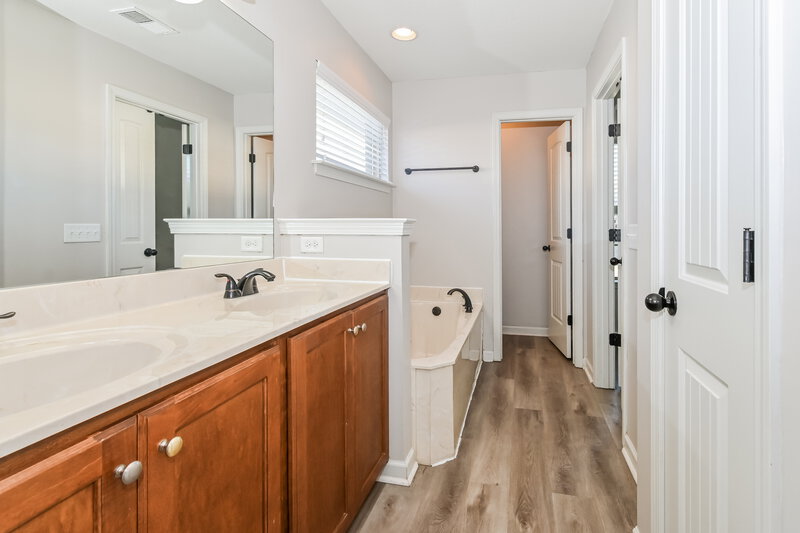 1,870/Mo, 7560 De Fleury Bnd E Southaven, MS 38672 Main Bathroom View 2