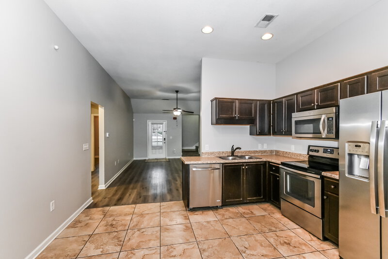 2,850/Mo, 7544 De Fleury Bnd E Southaven, MS 38672 Kitchen View 2