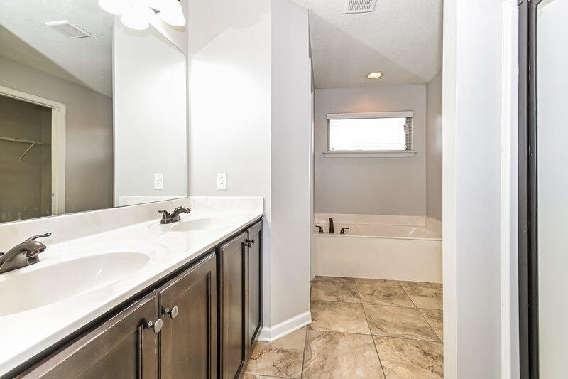 2,850/Mo, 7544 De Fleury Bnd E Southaven, MS 38672 Main Bathroom View