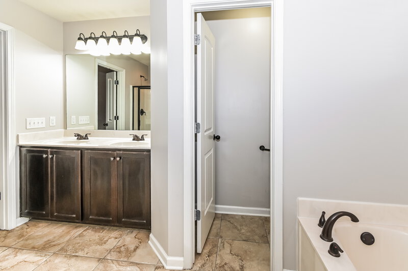 2,850/Mo, 7544 De Fleury Bnd E Southaven, MS 38672 Main Bathroom View 2