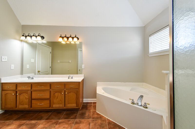 1,855/Mo, 7354 Pamela Cv Olive Branch, MS 38654 Main Bathroom View