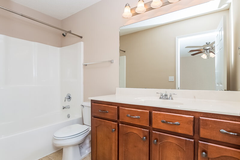 1,650/Mo, 1569 Ian Dr Southaven, MS 38671 Master Bathroomlarge View