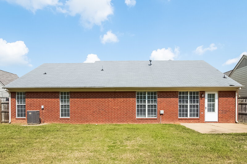 1,650/Mo, 1569 Ian Dr Southaven, MS 38671 Rear Viewlarge View