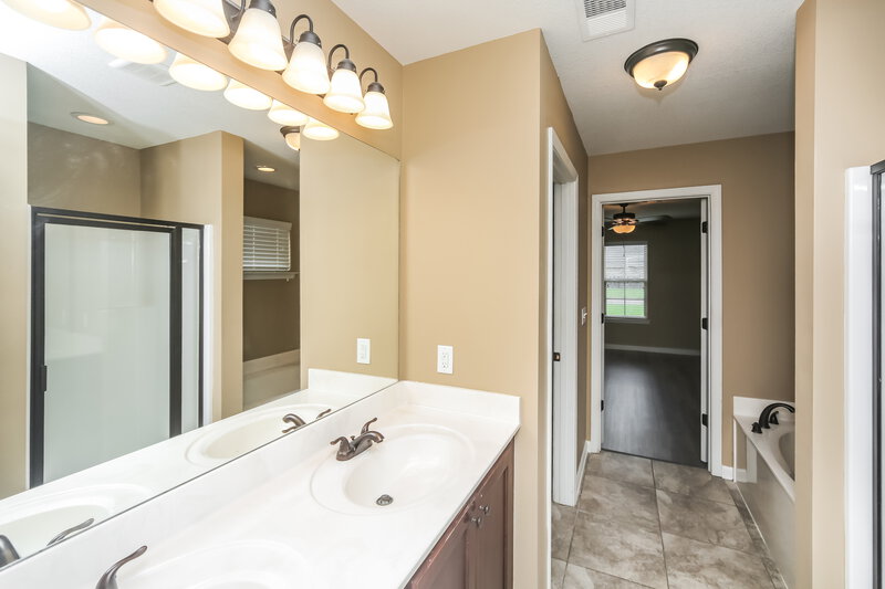 1,960/Mo, 7445 Ardennes Dr Southaven, MS 38671 Main Bathroom View
