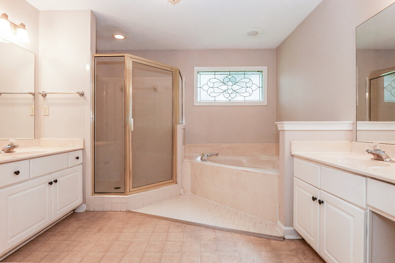 2,110/Mo, 2717 Twisted Oak Cv N Cordova, TN 38016 Main Bathroom View 3
