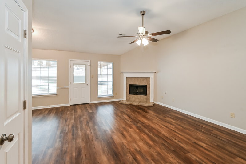 1,495/Mo, 180 Garden View Dr Oakland, TN 38060 Living Room View 2