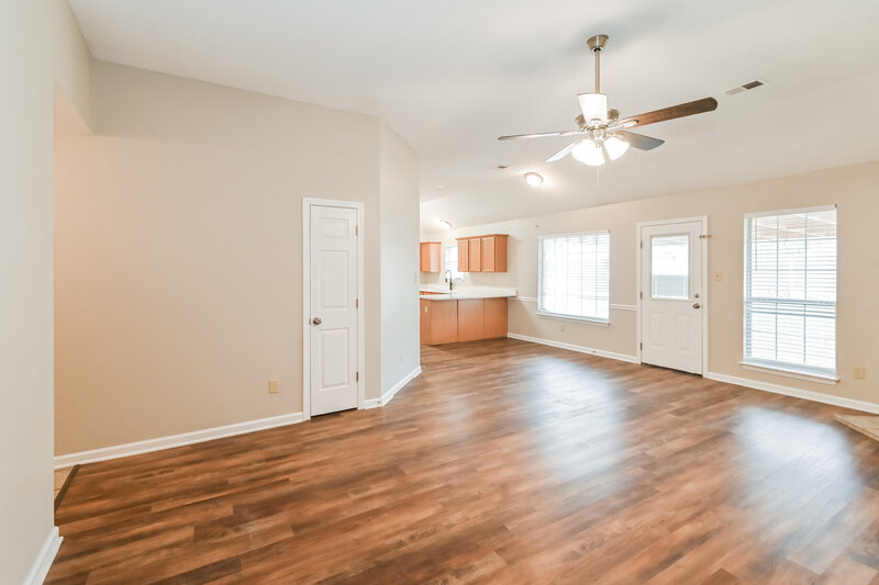 1,495/Mo, 180 Garden View Dr Oakland, TN 38060 Living Room View 3