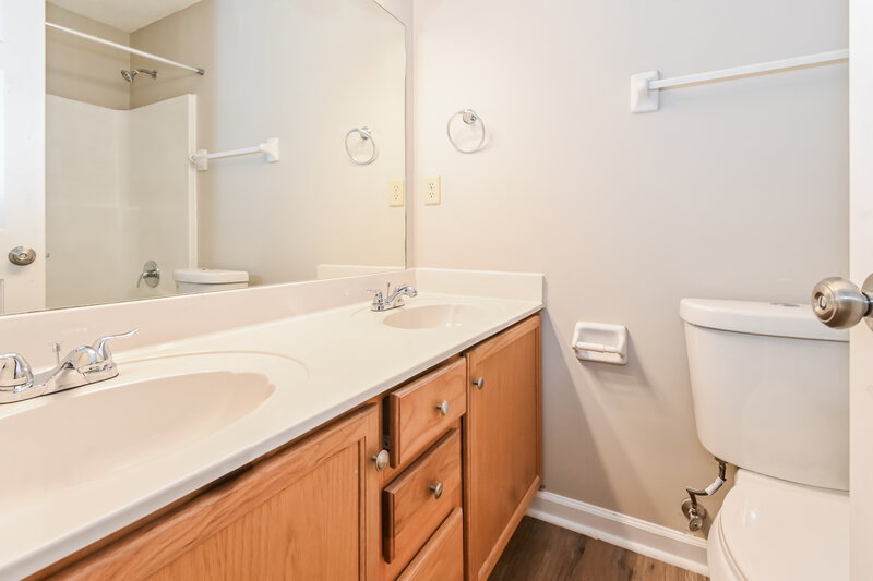 1,495/Mo, 180 Garden View Dr Oakland, TN 38060 Main Bathroom View
