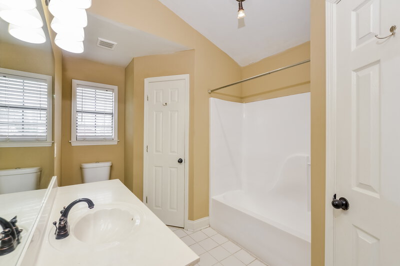 1,890/Mo, 10264 Amanda Dr Olive Branch, MS 38654 Main Bathroom View
