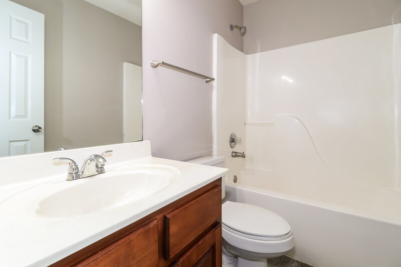 1,960/Mo, 6179 Sandbourne E Olive Branch, MS 38654 Bathroom View