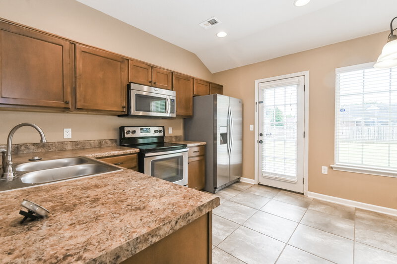 2,105/Mo, 2687 Sapper Ln Southaven, MS 38672 Kitchen View 2