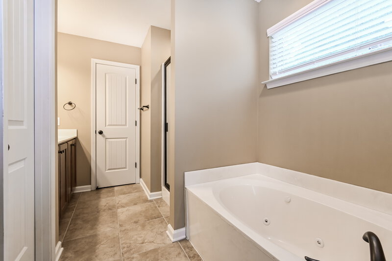 2,105/Mo, 2687 Sapper Ln Southaven, MS 38672 Main Bathroom View