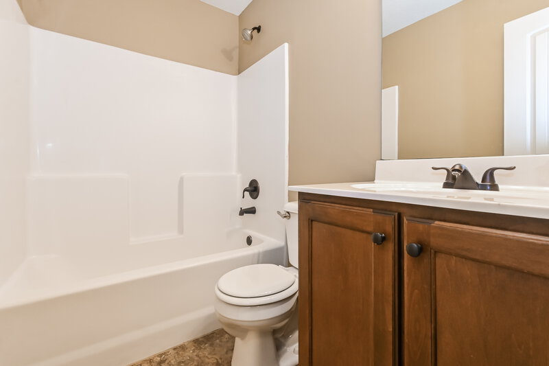 2,105/Mo, 2687 Sapper Ln Southaven, MS 38672 Bathroom View
