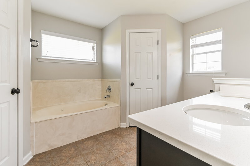 3,100/Mo, 9069 Gavin Dr Olive Branch, MS 38654 Main Bathroom View