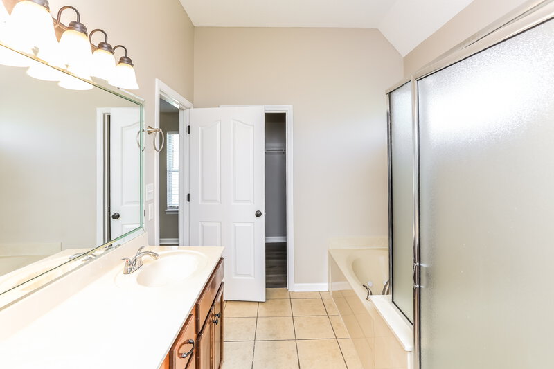 2,105/Mo, 7569 Redberry Dr Horn Lake, MS 38637 Main Bathroom View