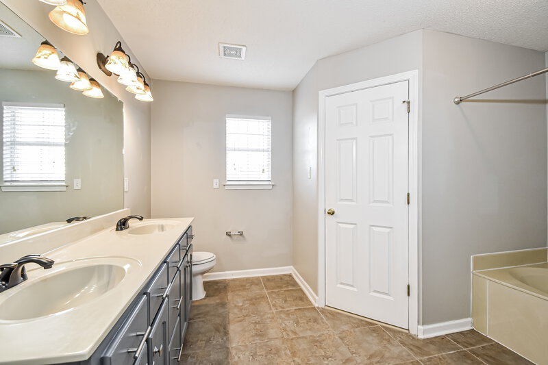 2,055/Mo, 2219 Baird Dr Southaven, MS 38672 Main Bathroom View