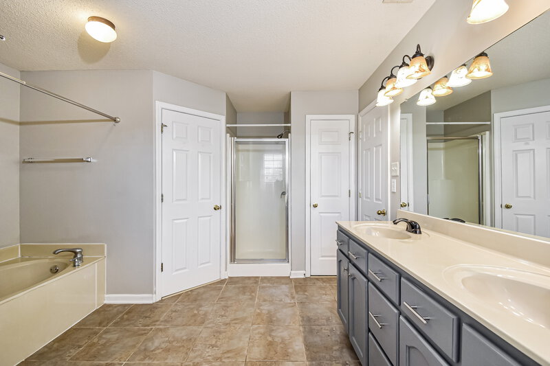 2,055/Mo, 2219 Baird Dr Southaven, MS 38672 Main Bathroom View 2