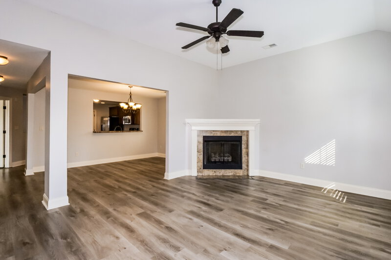 2,110/Mo, 5823 Bedford Pl Southaven, MS 38672 Living Room View