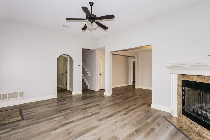 2,110/Mo, 5823 Bedford Pl Southaven, MS 38672 Living Room View 2