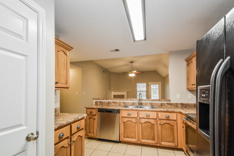 1,740/Mo, 9841 Southern Oak Way Olive Branch, MS 38654 Kitchen View 2