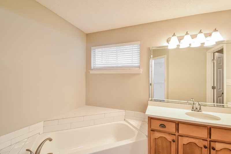 1,740/Mo, 9841 Southern Oak Way Olive Branch, MS 38654 Main Bathroom View 2