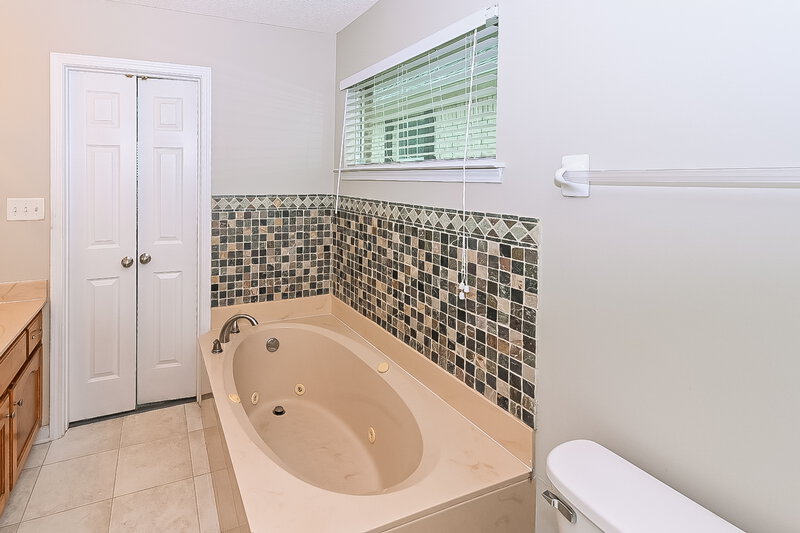 1,945/Mo, 9826 Southern Gum Way Olive Branch, MS 38654 Main Bathroom View 2