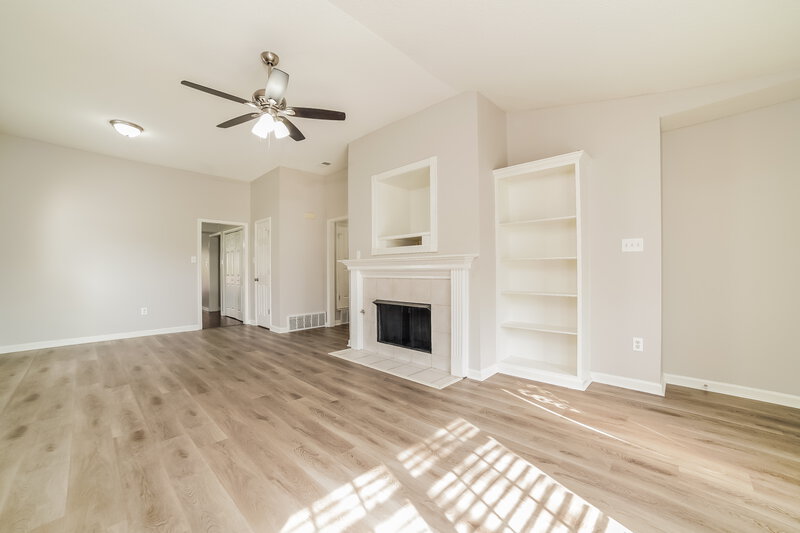 1,645/Mo, 5291 Russell Dr Southaven, MS 38671 Living Room View 2