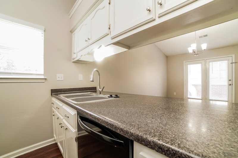 1,645/Mo, 5291 Russell Dr Southaven, MS 38671 Kitchen View 2