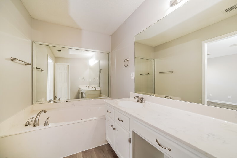 1,645/Mo, 5291 Russell Dr Southaven, MS 38671 Main Bathroom View
