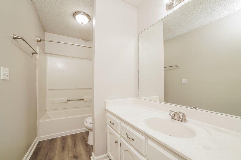 1,645/Mo, 5291 Russell Dr Southaven, MS 38671 Bathroom View