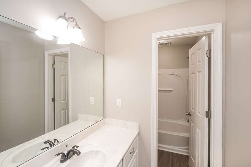 2,230/Mo, 7310 Green Ash Dr Olive Branch, MS 38654 Bathroom View