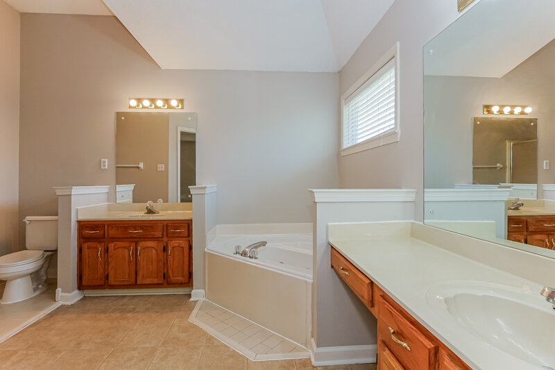 2,140/Mo, 661 Shelley Renee Ln Cordova, TN 38018 Main Bathroom View