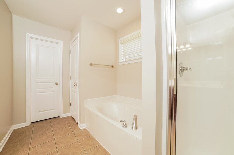 1,995/Mo, 4145 Chaucer Dr Southaven, MS 38672 Main Bathroom View