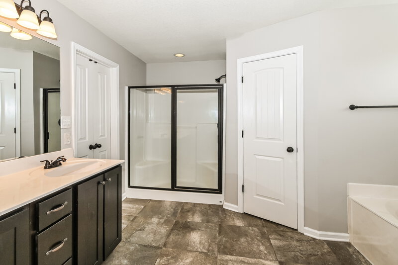 2,370/Mo, 2867 S Cherry Dr Southaven, MS 38672 Main Bathroom View