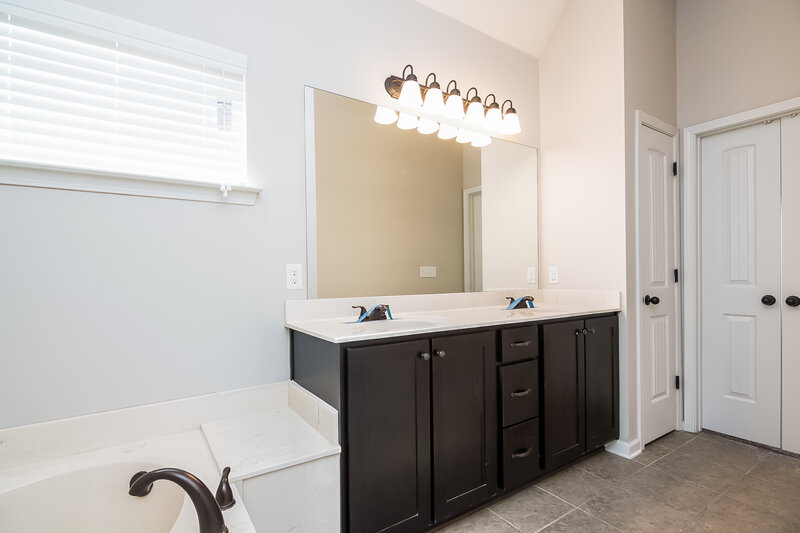 2,400/Mo, 2847 S Cherry Dr Southaven, MS 38672 Master Bathroomlarge View