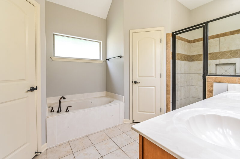 2,180/Mo, 305 Garden Springs Dr Oakland, TN 38060 Main Bathroom View