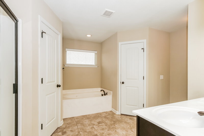 2,305/Mo, 10829 Paul Coleman Dr Olive Branch, MS 38654 Main Bathroom View