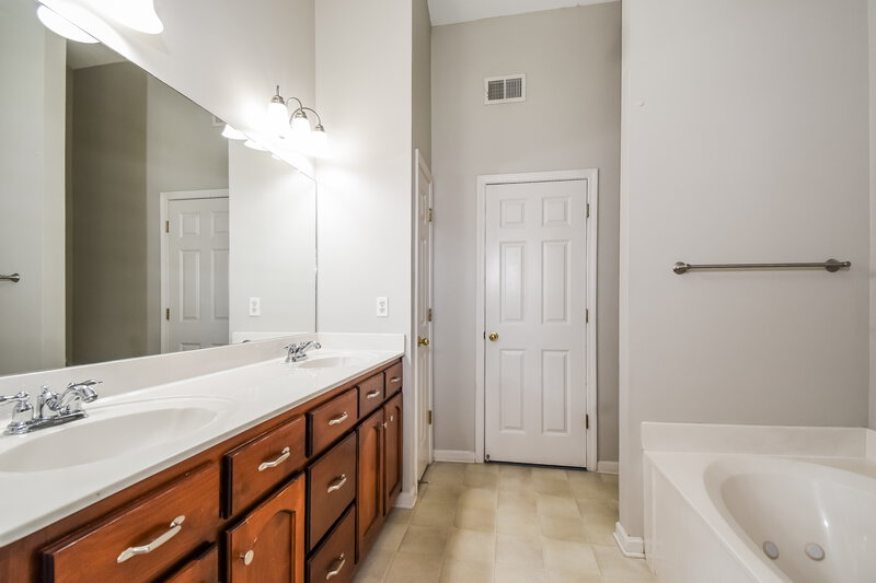 1,970/Mo, 8181 Martin Dr Southaven, MS 38671 Main Bathroom View