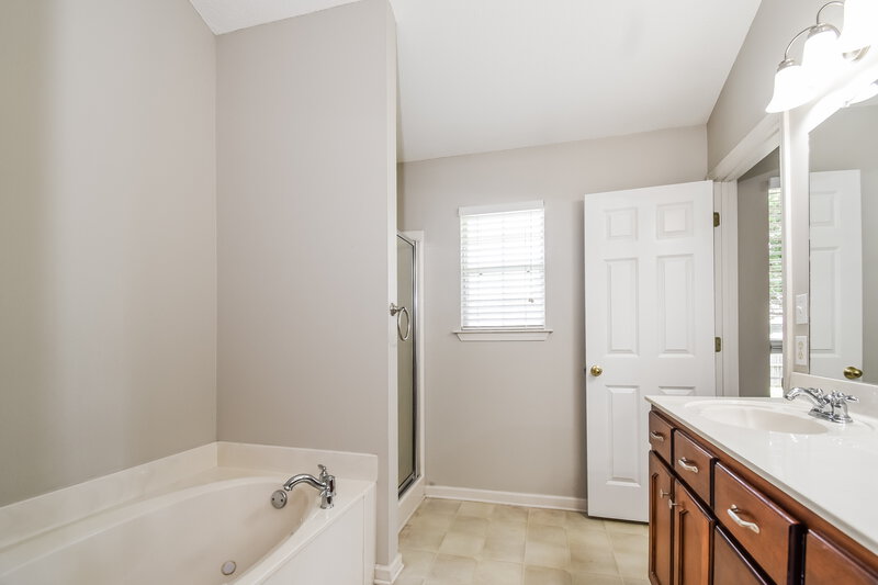 1,970/Mo, 8181 Martin Dr Southaven, MS 38671 Main Bathroom View 2