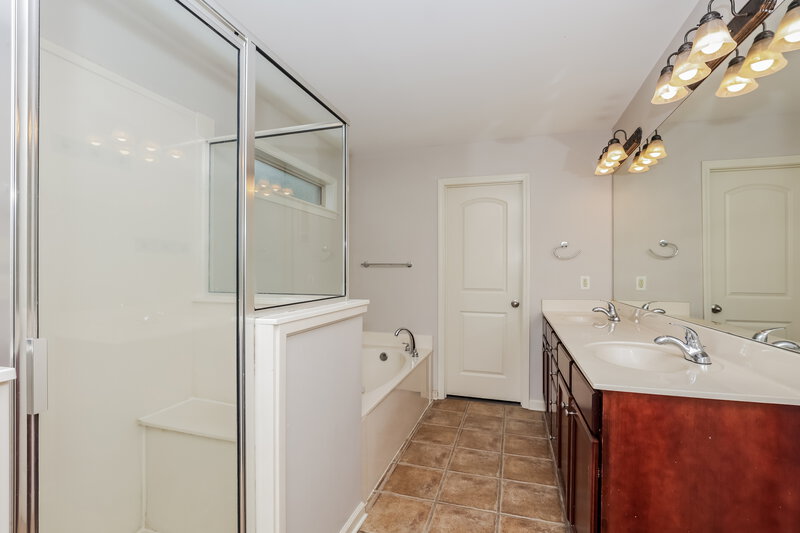 3,120/Mo, 5823 Stonewall Dr Olive Branch, MS 38654 Main Bathroom View