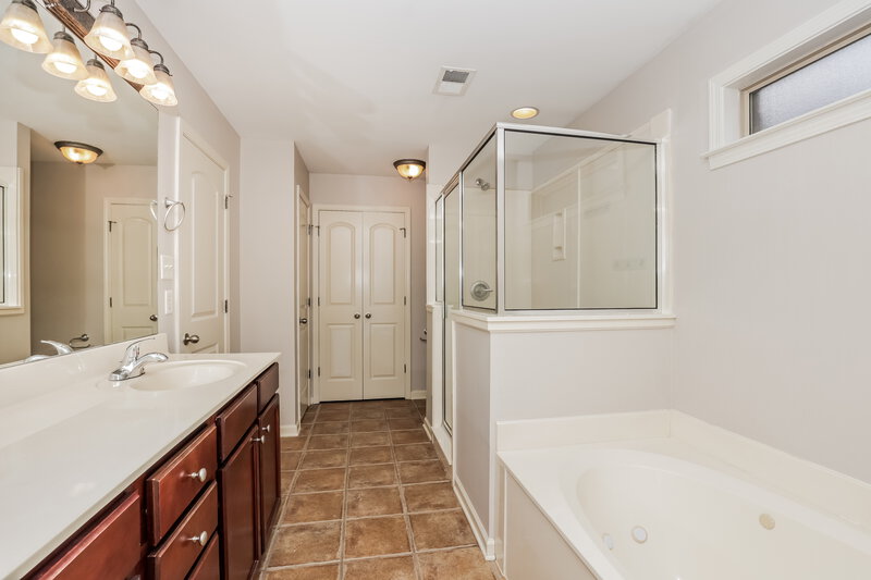 3,120/Mo, 5823 Stonewall Dr Olive Branch, MS 38654 Main Bathroom View 2