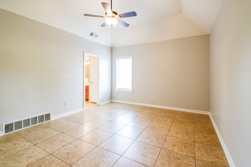 2,200/Mo, 2086 Heather Rdg Southaven, MS 38672 Main Bedroom View