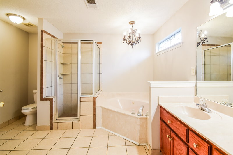 2,200/Mo, 2086 Heather Rdg Southaven, MS 38672 Main Bathroom View